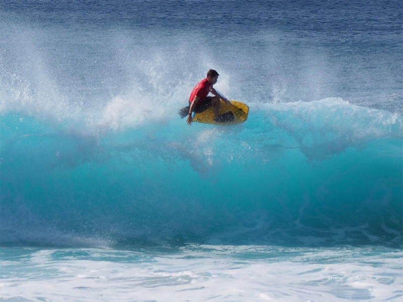 プロボディボード：鈴木彩加がハワイ、パイプラインで2連覇を達成