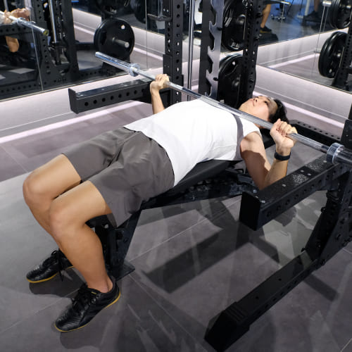 ベンチプレス」の正しいやり方・フォームや効果は？重量や回数、RM換算