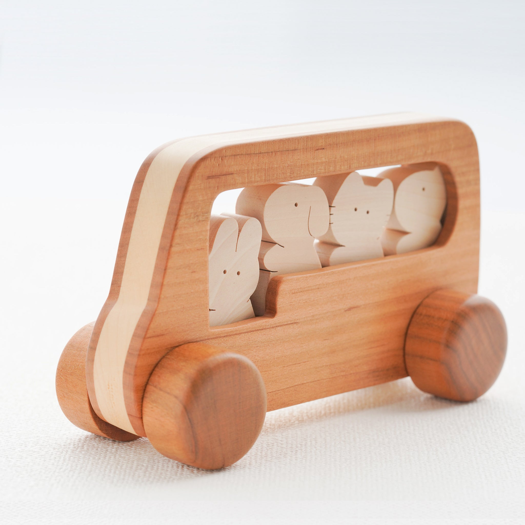 動物たちが乗り降り自由な木の車 – なかよしライブラリー