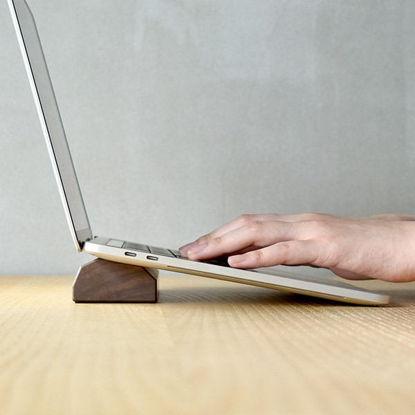 パソコン作業がより快適になる「ノートパソコンスタンド」 | 名入れ