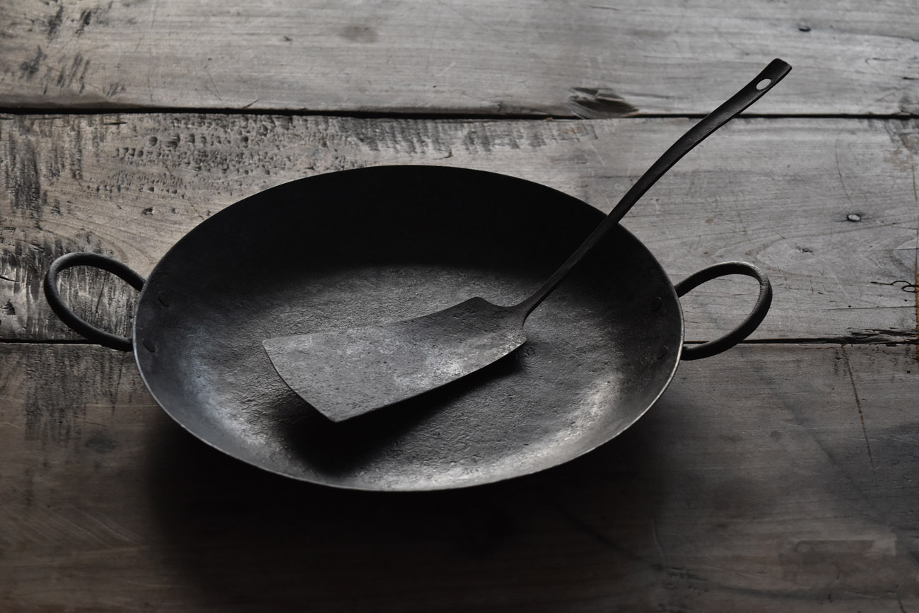 gallery yaichi | permanent artist | 成田理俊 | 両手パン / Double