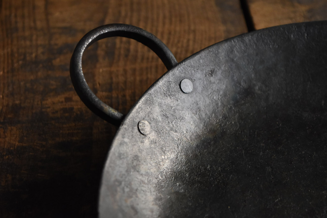 gallery yaichi | permanent artist | 成田理俊 | 両手パン / Double