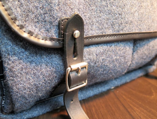 OUTLET】ハリスツイードによる至高のフロントバッグが現品限りの