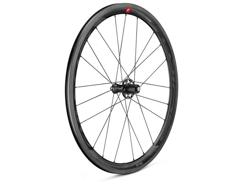 フルクラム】『レーシングクアトロカーボン』。現行デザインが欲しい方