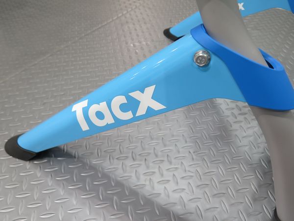 インドアトレーニング】スタイリッシュで“スマート”なライトブルーの