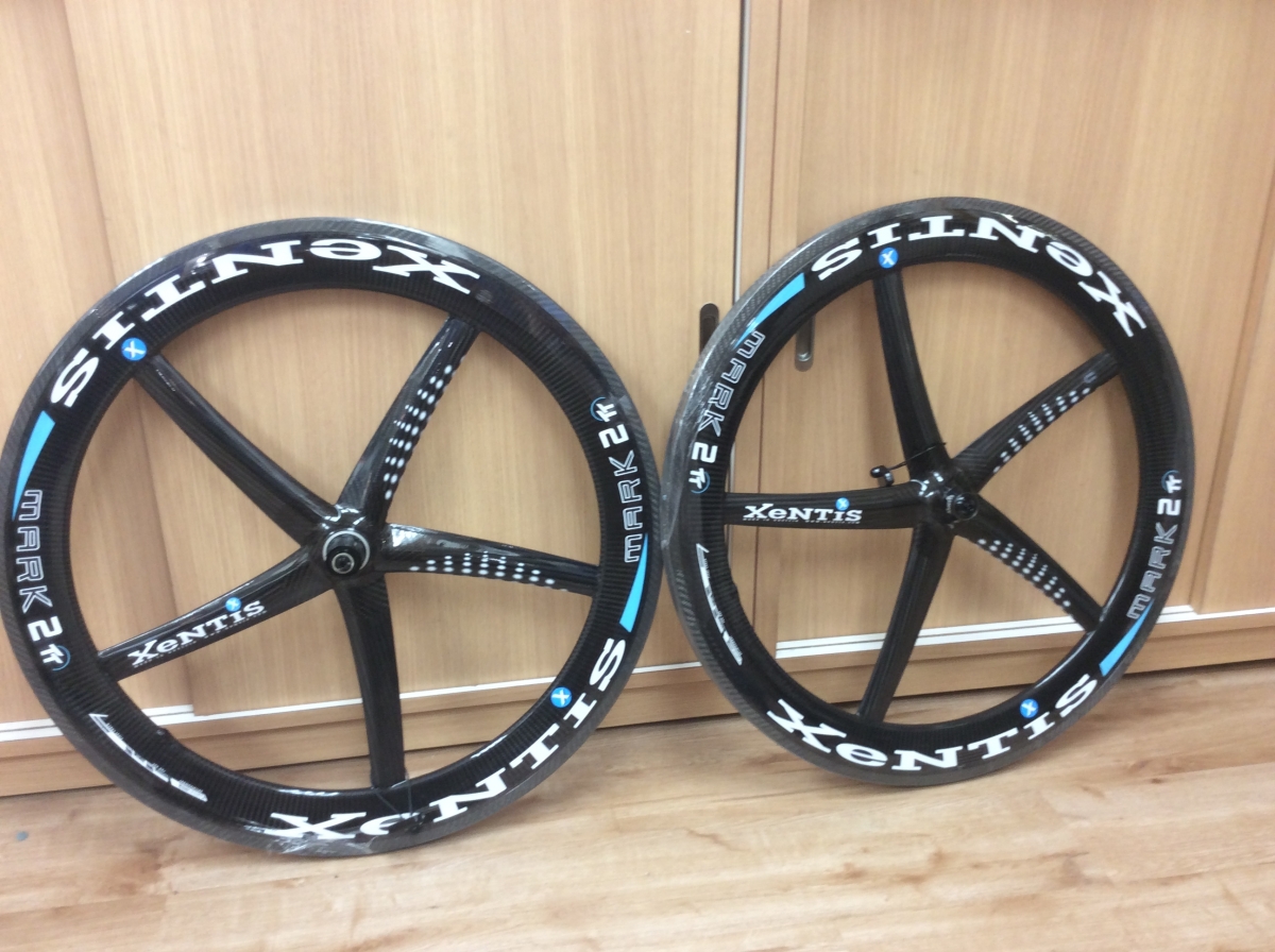 超目玉品】エアロ効果抜群のXeNTiSのバトンホイールが超お買い得に