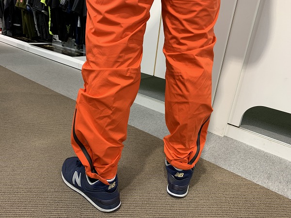 シューズを履いたまま着脱OK！めっちゃ便利なレインパンツ