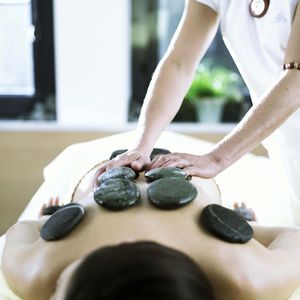 ホットストーントリートメントとは？ストーンマッサージに使う玄武岩の