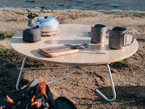 スノーピークのテーブルでテントサイトがまるで自宅？！日本式キャンプ