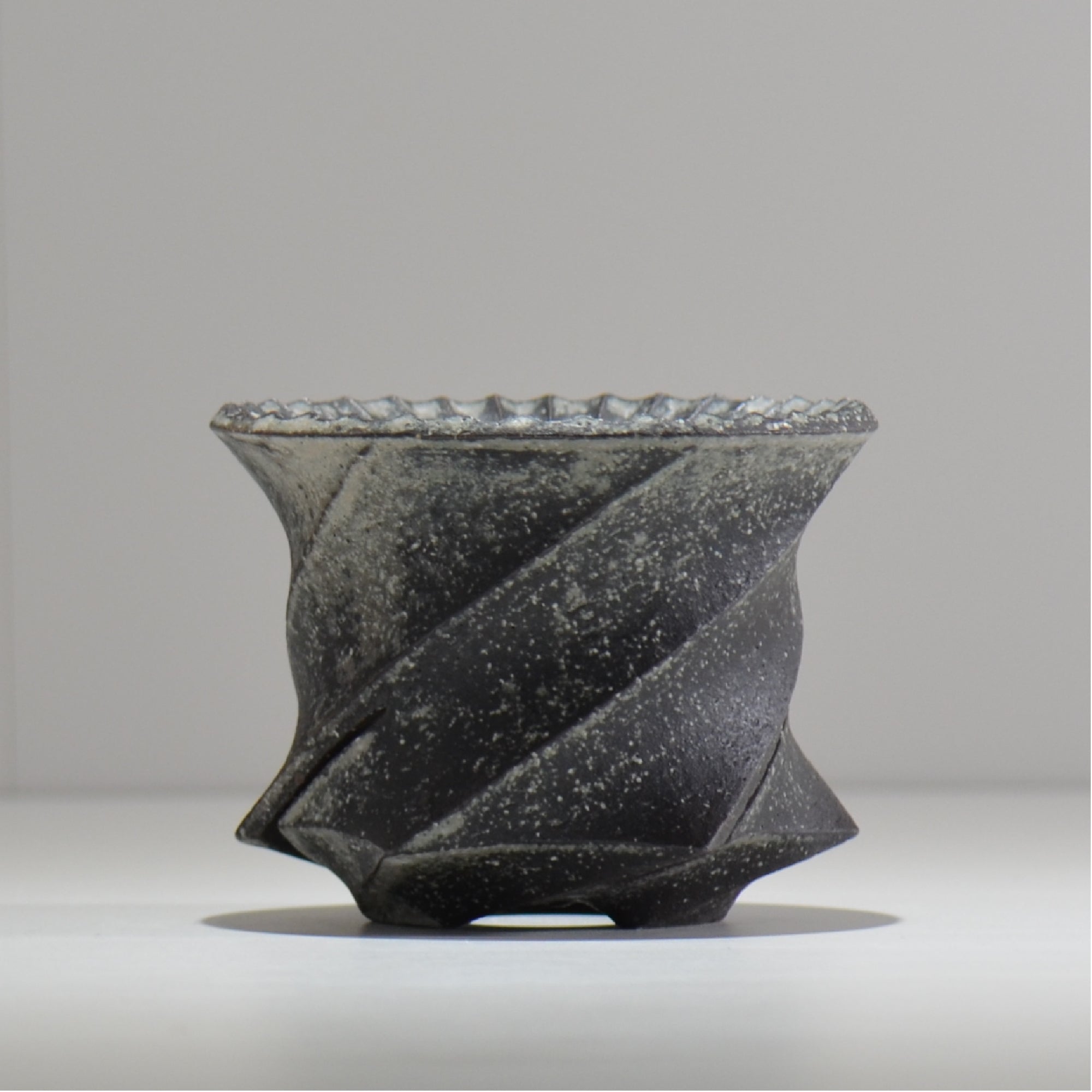 YATAGARASU / No.8 Type A 004 / XL / Approx. φ17cm / Flowerpot