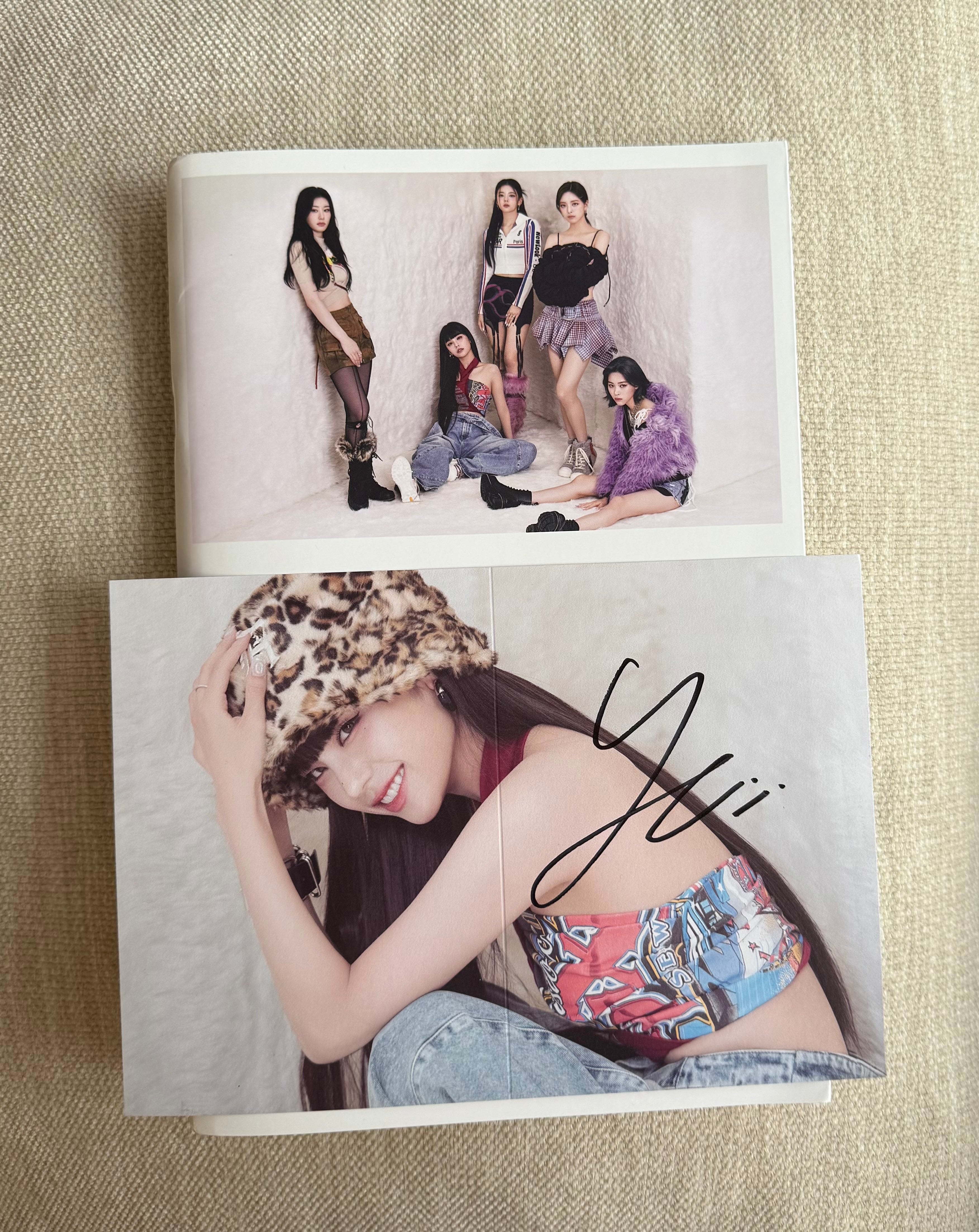 Itzy 'CHESHIRE' Album - SIGNED – 00:00 Studios