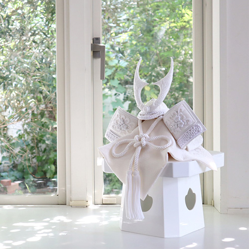 五月人形・兜飾り HAKI（ハキ） プレミアム西陣織シリーズ 白粋｜出産