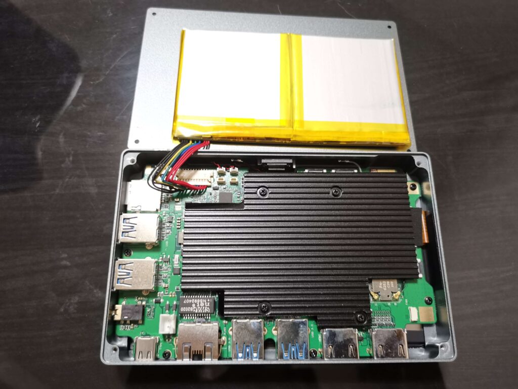 GOLE1 PRO 個人で少し分解 5.5インチ型 UMPC？Windowsタブレット 5