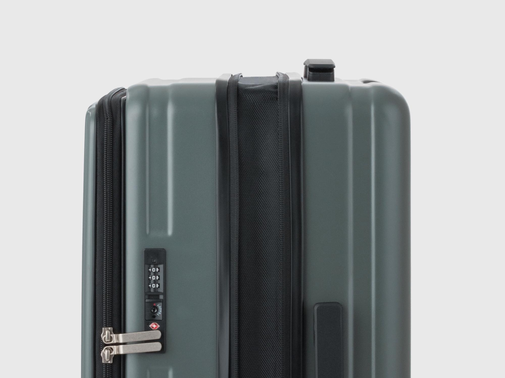 USBポート＆ドリンクホルダー搭載の多機能フロントオープンスーツ