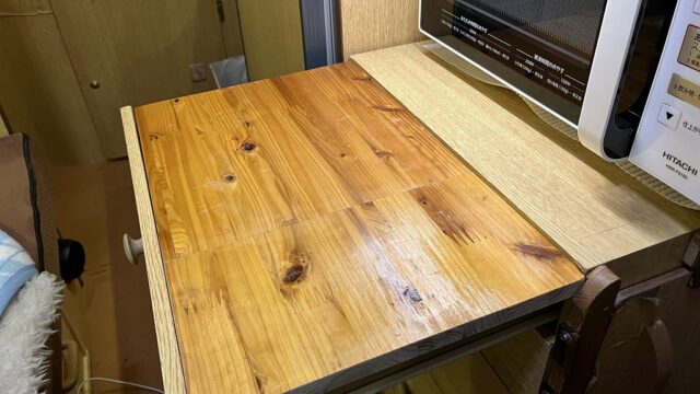 簡易テーブルと思って作ったテーブル板がメイン食卓の働きをしている
