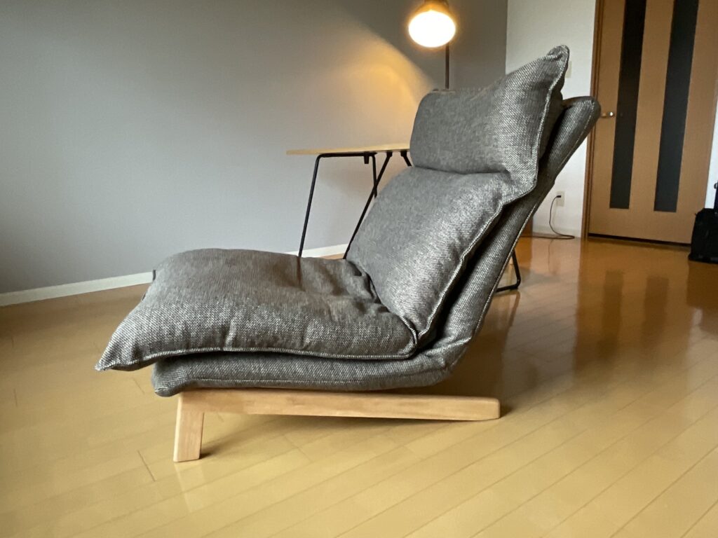 ポエングを手放して無印の「ハイバックリクライニングソファ」に