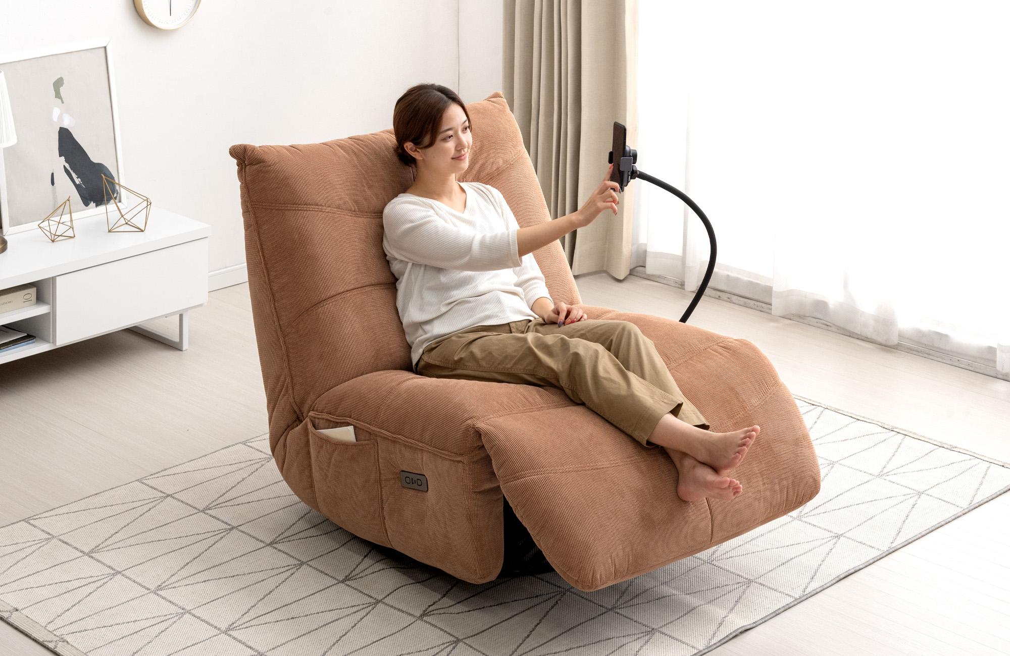 スマホアーム付き電動ソファを発売 — 【公式】タンスのゲン本店 - 家具