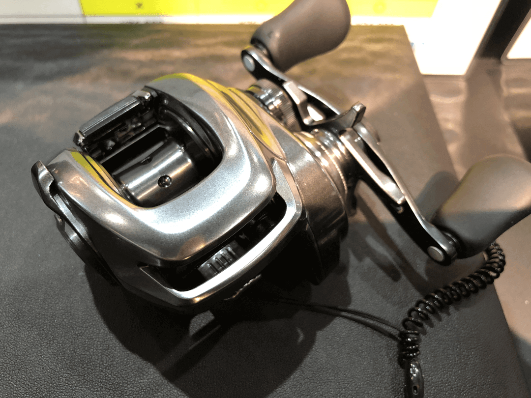 18バンタムMGL(リール)の巻き心地はカルコンに匹敵!?ロープロ最強