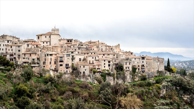 おとぎ話の世界に迷い込んだよう。南仏のスミレの村「トゥーレット
