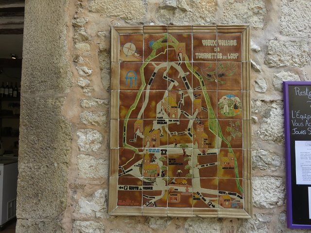 おとぎ話の世界に迷い込んだよう。南仏のスミレの村「トゥーレット