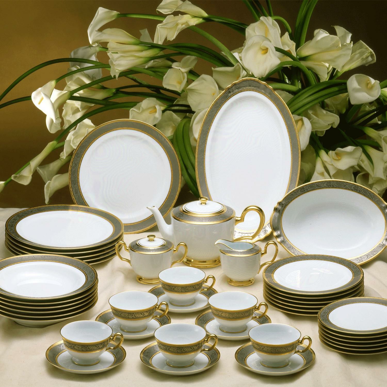 受注生産品】 ［大倉陶園］ 金白金蝕ぶどう唐草 43ピースディナー