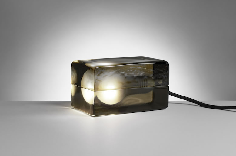 名作照明「ブロックランプ」の日本限定カラー「smoke」登場！ | タブ