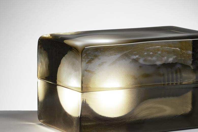 名作照明「ブロックランプ」の日本限定カラー「smoke」登場！ | タブ