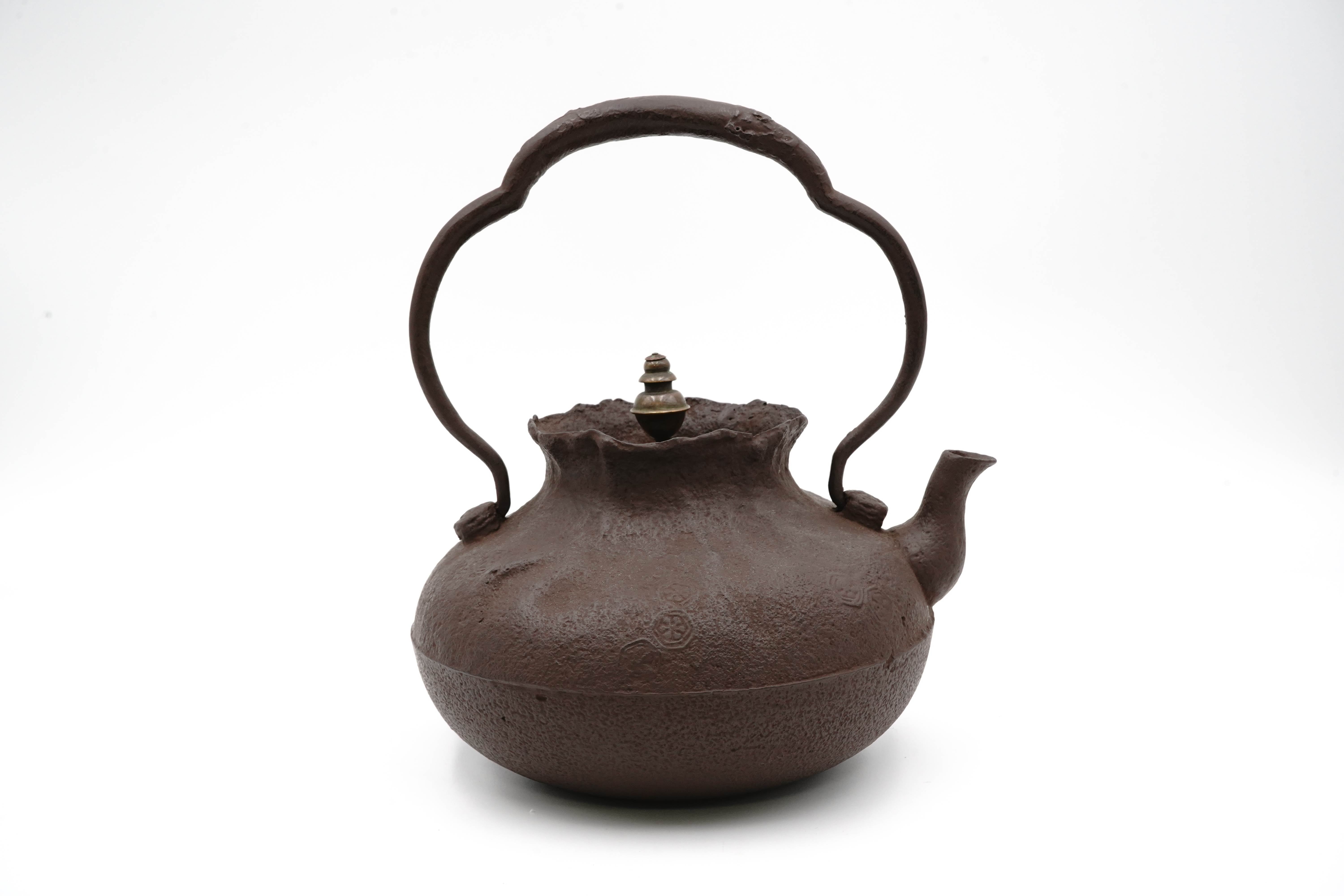 Iron kettle (antique) – 豪華絢爛高岡鉄瓶 Takaoka Tetsubin