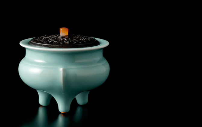 人間国宝 十四代 酒井田柿右衛門 『濁手草花文角瓶』 共箱 - 瀧屋美術