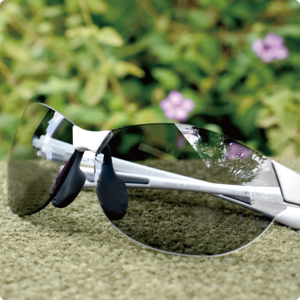 景色を変えずに、日差しをカットするサングラス | 偏光レンズ・偏光