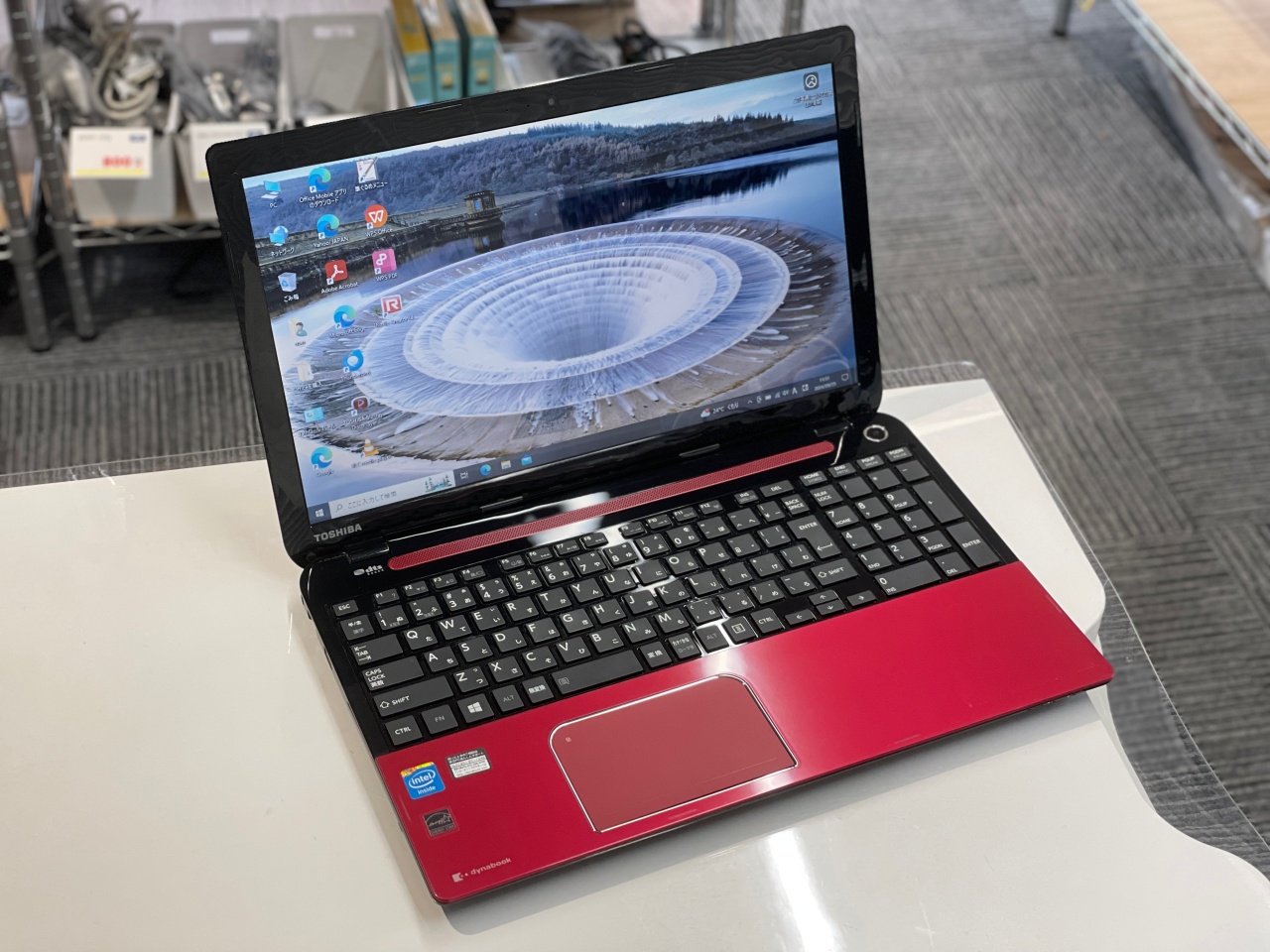 赤い筐体で画面も綺麗なノートパソコンが税込14,800円！ | PC販売