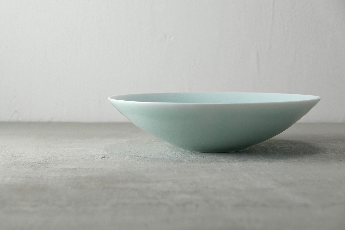 青白磁6寸浅鉢(窯変) - 【公式】田代陶器店 TASHIRO TOUKITEN