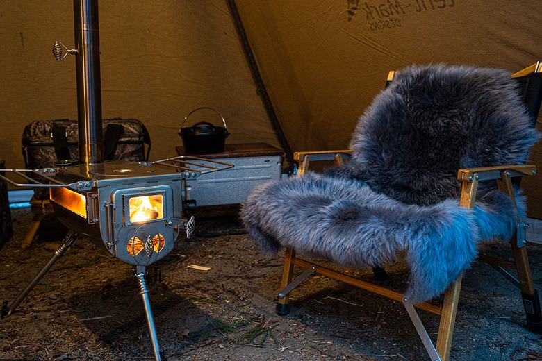 冬キャンプはムートンラグをチェアに敷くと暖かくてオシャレで最高