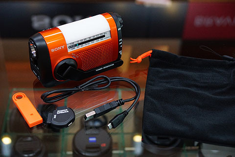 ワイドFM対応 新型手回しラジオ『ICF-B09』開梱レポート - ソニーの新