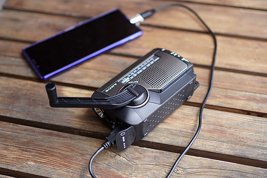 レビュー】ソーラー＆手回し充電の防災ラジオ『ICF-B99』でスマホを