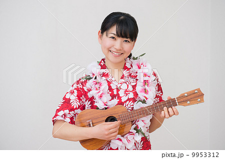 ウクレレを弾く女性の写真素材 [9953312] - PIXTA