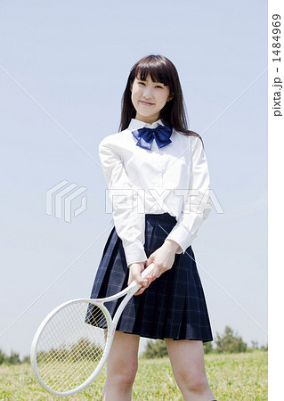 テニスラケットを持つ女子高生の写真素材 [1484969] - PIXTA