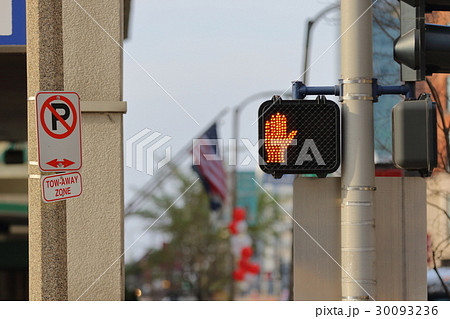アメリカの信号機、歩行者用、止まれの写真素材 [30093236] - PIXTA