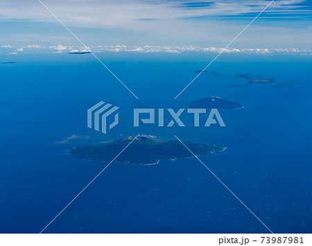 空から見た伊豆諸島（三宅島・御蔵島・八丈島）の写真素材 [73987981