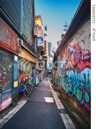 東京 繁華街 落書き 路地裏 ストリート AI画像のイラスト素材