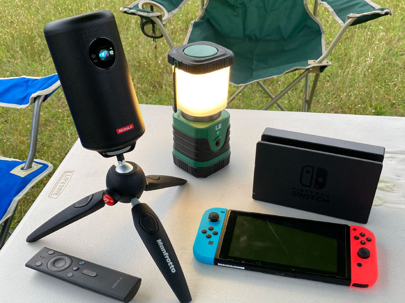 キャンプの新定番!? 大画面のプロジェクタースクリーンでアウトドア