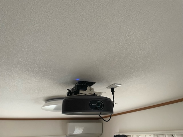 Anker Nebula Cosmos maxを天吊設置する | プロジェクタースクリーン