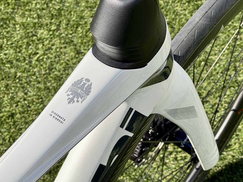 空力にこだわった最新ビアンキエアロロード Bianchi OLTRE COMP 105