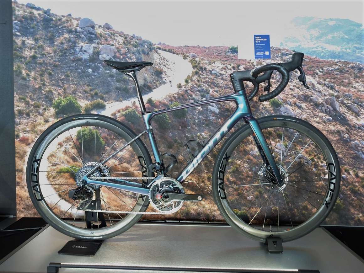 より遠くへ、より快適に フルモデルチェンジの 2024 GIANT DEFY - THE