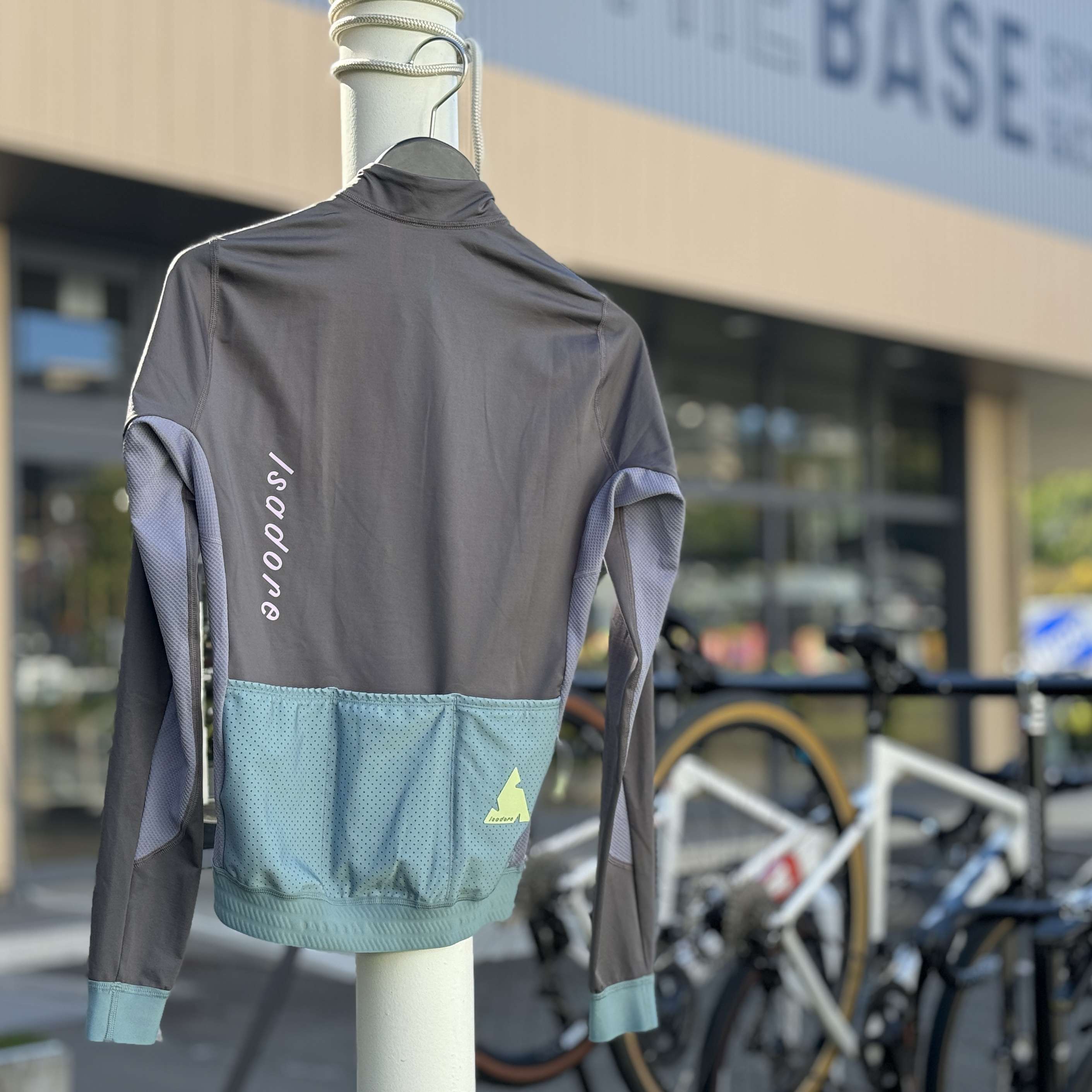 街に溶け込むデザインが人気のイザドア秋冬アパレル - THE BASE - 人生