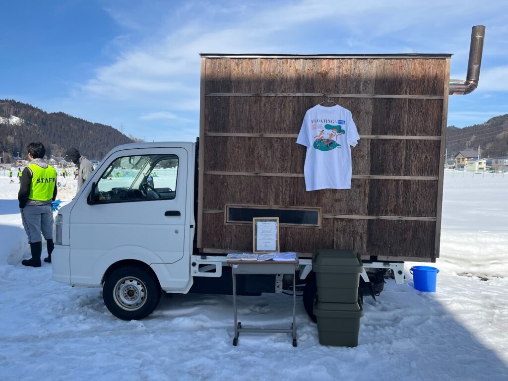 雪で整う！移動式軽トラサウナが雪原に現れた【秋田県湯沢市