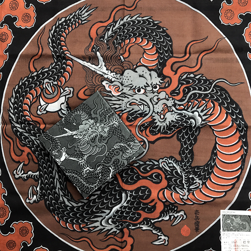 MITOMODO ICHIBAY “RYU” HANDKERCHIEF 入荷！ – 三巴彫 | スリータイズ