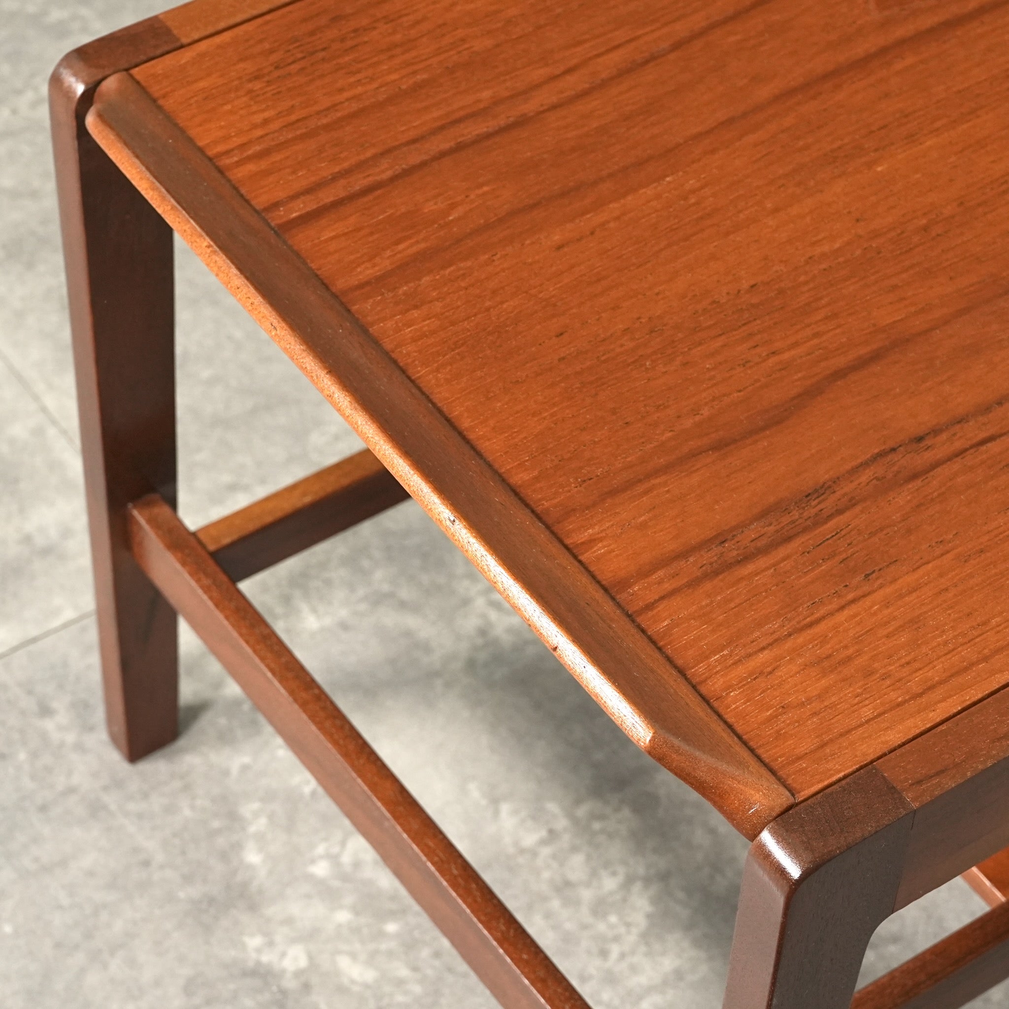 Remploy】ヴィンテージ ローテーブル – TIME HYPE