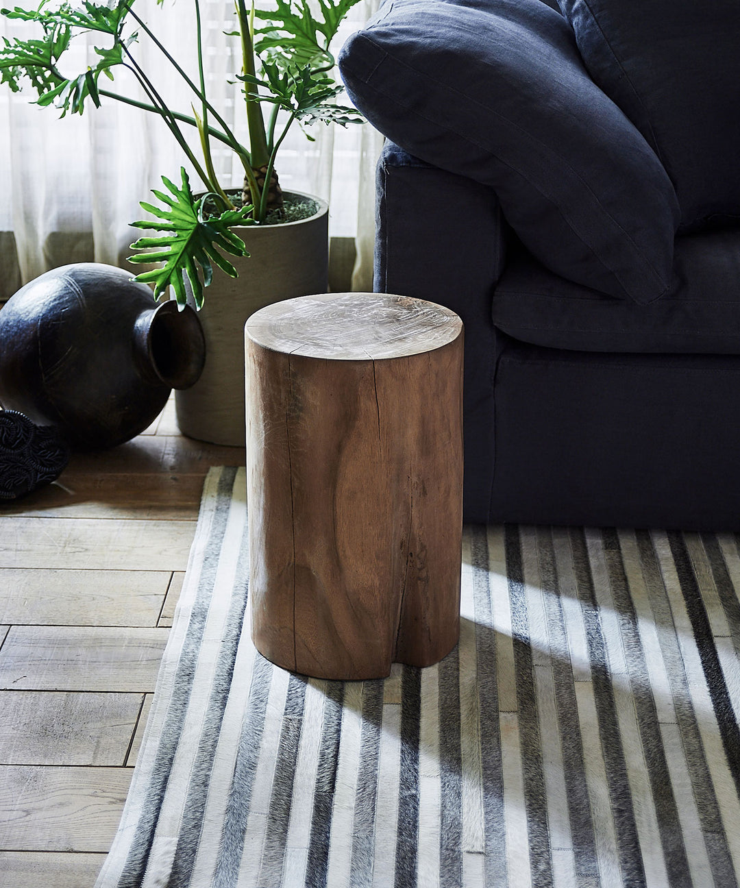 dareels（ダリールズ）SOLID STOOL ROUND｜チーク古材を贅沢に使った