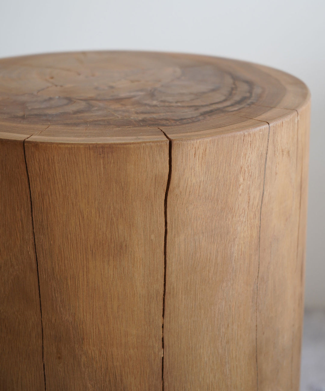 dareels（ダリールズ）SOLID STOOL ROUND｜チーク古材を贅沢に使った